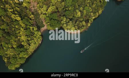 (190415) -- HUANGSHAN, 15. April 2019 (Xinhua) -- Luftaufnahme, aufgenommen am 15. April 2019, zeigt einen Blick auf den malerischen Ort Taiping Lake in der Stadt Huangshan in der ostchinesischen Provinz Anhui. (Xinhua/Zhang Duan) CHINA-ANHUI-TAIPING LAKE SCENIC SPOT (CN) PUBLICATIONxNOTxINxCHN Stockfoto