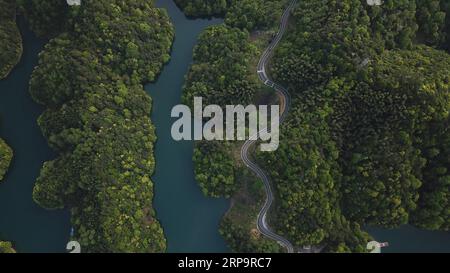 (190415) -- HUANGSHAN, 15. April 2019 (Xinhua) -- Luftaufnahme, aufgenommen am 15. April 2019, zeigt einen Blick auf den malerischen Ort Taiping Lake in der Stadt Huangshan in der ostchinesischen Provinz Anhui. (Xinhua/Zhang Duan) CHINA-ANHUI-TAIPING LAKE SCENIC SPOT (CN) PUBLICATIONxNOTxINxCHN Stockfoto