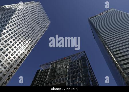 (190415) -- LONDON, 15. April 2019 (Xinhua) -- Foto aufgenommen am 15. Mai 2018 zeigt Gebäude mit HSBC (R) und Bank of America (C) Logos an der Canary Wharf in London, Großbritannien. Die zwischen der britischen Premierministerin Theresa May und der Europäischen Union (EU) vereinbarte Vereinbarung, den Brexit-Termin bis Ende Oktober zu verlängern, wird jede Erholung der Wirtschaftsleistung verzögern, sagte ein Ökonom kürzlich in einem Interview mit Xinhua. Laut Paul Dales, Chief UK economis, wird die Einigung des Mai in Brüssel mit den Staats- und Regierungschefs der EU, den Brexit-Termin vom 12. April auf den 31. Oktober zu verschieben, Auswirkungen auf die Wirtschafts- und Währungspolitik haben Stockfoto