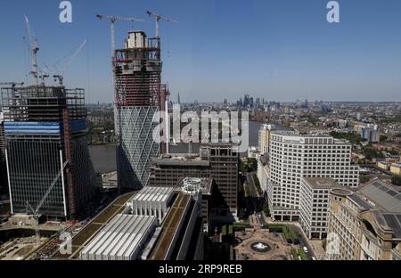 (190415) -- LONDON, 15. April 2019 (Xinhua) -- Foto aufgenommen am 15. Mai 2018 zeigt Gebäude an der Canary Wharf in London, Großbritannien. Die zwischen der britischen Premierministerin Theresa May und der Europäischen Union (EU) vereinbarte Vereinbarung, den Brexit-Termin bis Ende Oktober zu verlängern, wird jede Erholung der Wirtschaftsleistung verzögern, sagte ein Ökonom kürzlich in einem Interview mit Xinhua. Laut Paul Dales, Chefökonom bei Capital Economics, einer wirtschaftlichen Analyse, wird die Vereinbarung des Mai in Brüssel mit den Staats- und Regierungschefs der EU, den Brexit-Termin vom 12. April auf den 31. Oktober zu verschieben, Auswirkungen auf die Wirtschafts- und Geldpolitik haben Stockfoto