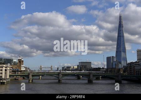 (190415) -- LONDON, 15. April 2019 (Xinhua) -- Foto aufgenommen am 27. September 2015 zeigt The Shard in London, Großbritannien. Die zwischen der britischen Premierministerin Theresa May und der Europäischen Union (EU) vereinbarte Vereinbarung, den Brexit-Termin bis Ende Oktober zu verlängern, wird jede Erholung der Wirtschaftsleistung verzögern, sagte ein Ökonom kürzlich in einem Interview mit Xinhua. Laut Paul Dales, Chefökonom bei Capital Economics, einem Wirtschaftsanalyseunternehmen in Londo, wird die Vereinbarung vom Mai in Brüssel mit den Staats- und Regierungschefs der EU, den Brexit-Termin vom 12. April auf den 31. Oktober zu verschieben, wirtschaftspolitische und geldpolitische Konsequenzen haben Stockfoto