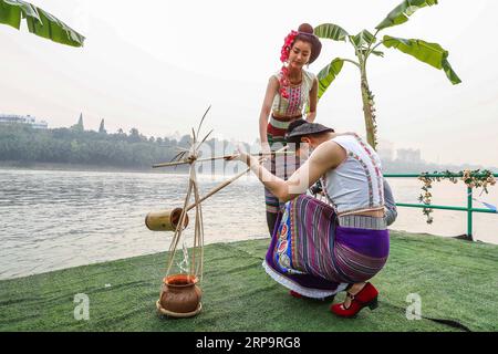 (190415) -- XISHUANGBANNA, 15. April 2019 (Xinhua) -- Mädchen aus der ethnischen Gruppe der Dai sammeln Wasser, um das Wassersprühfest am Lancangjiang-Fluss in der südwestlichen chinesischen Provinz Yunnan am 15. April 2019 zu feiern. Die Menschen streuen Wasser aufeinander, um während des traditionellen Wassersprühfestivals für Glück zu beten, das auch das Neujahrsfest der Dai-ethnischen Gruppe ist. (Xinhua/Zhang Yuwei) CHINA-YUNNAN-XISHUANGBANNA-WASSERSPRÜHFEST (CN) PUBLICATIONxNOTxINxCHN Stockfoto