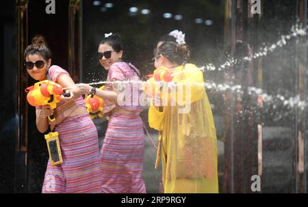 (190415) -- XISHUANGBANNA, 15. April 2019 -- Menschen feiern das Wassersprühfest auf einer Straße in Jinghong, Dai Autonome Präfektur Xishuangbanna, südwestchinesische Provinz Yunnan, 15. April 2019. Die Menschen streuen Wasser aufeinander, um während des traditionellen Wassersprühfestivals für Glück zu beten, das auch das Neujahrsfest der Dai-ethnischen Gruppe ist. Qin Qing) CHINA-YUNNAN-XISHUANGBANNA-WATER SPROSSING FESTIVAL (CN) Qinqing PUBLICATIONxNOTxINxCHN Stockfoto