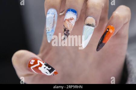 (190415) -- TORONTO, 15. April 2019 (Xinhua) -- Ein Model zeigt ihre Nagelmode während der Nail Art Challenge beim Revel in Beauty Event 2019 in Toronto, Kanada, am 15. April 2019. Die Nail Art Challenge fand am Montag statt, um den Zuschauern den kreativen Prozess der Nagelkunst zu zeigen. (Xinhua/Zou Zheng) CANADA-TORONTO-NAILART CHALLENGE PUBLICATIONxNOTxINxCHN Stockfoto