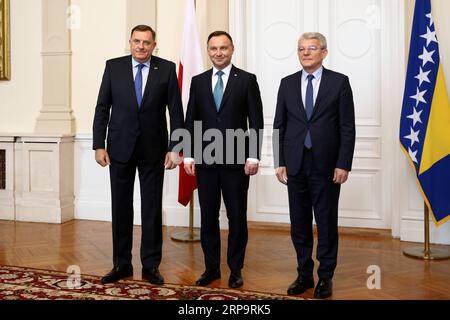 (190415) -- SARAJEVO, 15. April 2019 -- der polnische Staatspräsident Andrzej Duda (C) posiert am 15. April 2019 für ein Gruppenfoto mit dem Vorsitzenden der Präsidentschaft von Bosnien und Herzegowina Milorad Dodik (L) und Mitglied der Präsidentschaft von Bosnien und Herzegowina Sefik Dzaferovic in Sarajevo, Bosnien und Herzegowina (Bosnien und Herzegowina). Der polnische Staatspräsident Andrzej Duda hat am Montag seine Unterstützung für Bosnien und Herzegowina auf dem Weg der Europäischen Union (EU) zum Ausdruck gebracht, sagte das Präsidialamt in einer Erklärung. ) BOSNIEN UND HERZEGOWINA-SARAJEVO-POLEN-PRÄSIDENT-BESUCH NEDIMXGRABOVICA PUBLICATIONXNOTXINXCHN Stockfoto