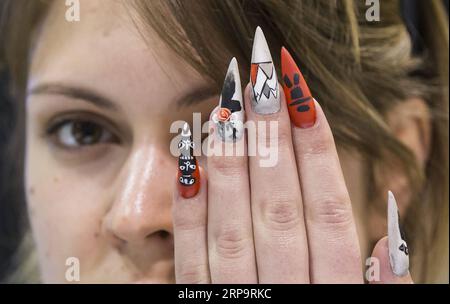 (190415) -- TORONTO, 15. April 2019 (Xinhua) -- Ein Model zeigt ihre Nagelmode während der Nail Art Challenge beim Revel in Beauty Event 2019 in Toronto, Kanada, am 15. April 2019. Die Nail Art Challenge fand am Montag statt, um den Zuschauern den kreativen Prozess der Nagelkunst zu zeigen. (Xinhua/Zou Zheng) CANADA-TORONTO-NAILART CHALLENGE PUBLICATIONxNOTxINxCHN Stockfoto