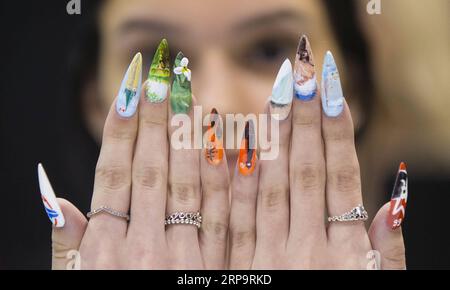 (190415) -- TORONTO, 15. April 2019 (Xinhua) -- Ein Model zeigt ihre Nagelmode während der Nail Art Challenge beim Revel in Beauty Event 2019 in Toronto, Kanada, am 15. April 2019. Die Nail Art Challenge fand am Montag statt, um den Zuschauern den kreativen Prozess der Nagelkunst zu zeigen. (Xinhua/Zou Zheng) CANADA-TORONTO-NAILART CHALLENGE PUBLICATIONxNOTxINxCHN Stockfoto