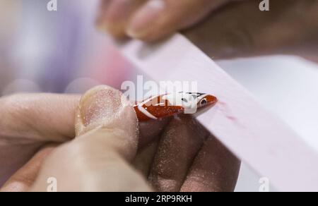 (190415) -- TORONTO, 15. April 2019 (Xinhua) -- Ein Konkurrent schlägt einen Nagel während der Nail Art Challenge beim Revel in Beauty Event 2019 in Toronto, Kanada, am 15. April 2019. Die Nail Art Challenge fand am Montag statt, um den Zuschauern den kreativen Prozess der Nagelkunst zu zeigen. (Xinhua/Zou Zheng) CANADA-TORONTO-NAILART CHALLENGE PUBLICATIONxNOTxINxCHN Stockfoto