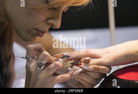 (190415) -- TORONTO, 15. April 2019 (Xinhua) -- Ein Konkurrent arbeitet an Nagelmalerei während der Nail Art Challenge beim Revel in Beauty Event 2019 in Toronto, Kanada, am 15. April 2019. Die Nail Art Challenge fand am Montag statt, um den Zuschauern den kreativen Prozess der Nagelkunst zu zeigen. (Xinhua/Zou Zheng) CANADA-TORONTO-NAILART CHALLENGE PUBLICATIONxNOTxINxCHN Stockfoto