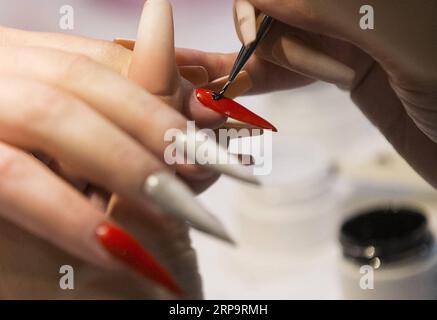 (190415) -- TORONTO, 15. April 2019 (Xinhua) -- Ein Konkurrent arbeitet an Nagelmalerei während der Nail Art Challenge beim Revel in Beauty Event 2019 in Toronto, Kanada, am 15. April 2019. Die Nail Art Challenge fand am Montag statt, um den Zuschauern den kreativen Prozess der Nagelkunst zu zeigen. (Xinhua/Zou Zheng) CANADA-TORONTO-NAILART CHALLENGE PUBLICATIONxNOTxINxCHN Stockfoto