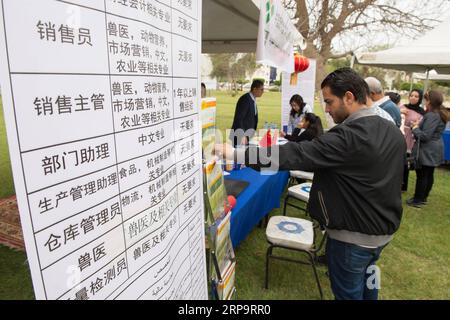 (190416) -- ISMAILIA, 16. April 2019 (Xinhua) -- ägyptische Studenten besuchen eine Einstellungmesse an der Suez Canal University in der ägyptischen Provinz Ismailia, 15. April 2019. Chinesische Unternehmen, die in Ägypten tätig sind, veranstalteten am Montag eine Arbeitsmesse an der Suez Canal University (SCU) in der ägyptischen Provinz Ismailia, östlich der Hauptstadt Kairo. (Xinhua/Meng Tao) ÄGYPTEN-ISMAILIEN-CHINESISCHE UNTERNEHMEN-JOBMESSE PUBLICATIONxNOTxINxCHN Stockfoto