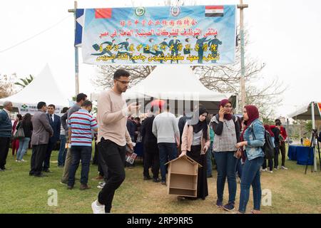 (190416) -- ISMAILIA, 16. April 2019 (Xinhua) -- ägyptische Studenten besuchen eine Einstellungmesse an der Suez Canal University in der ägyptischen Provinz Ismailia, 15. April 2019. Chinesische Unternehmen, die in Ägypten tätig sind, veranstalteten am Montag eine Arbeitsmesse an der Suez Canal University (SCU) in der ägyptischen Provinz Ismailia, östlich der Hauptstadt Kairo. (Xinhua/Meng Tao) ÄGYPTEN-ISMAILIEN-CHINESISCHE UNTERNEHMEN-JOBMESSE PUBLICATIONxNOTxINxCHN Stockfoto