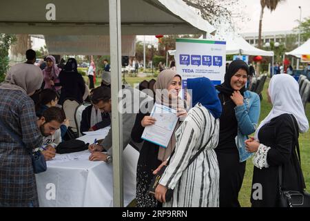 (190416) -- ISMAILIA, 16. April 2019 (Xinhua) -- ägyptische Studenten besuchen eine Einstellungmesse an der Suez Canal University in der ägyptischen Provinz Ismailia, 15. April 2019. Chinesische Unternehmen, die in Ägypten tätig sind, veranstalteten am Montag eine Arbeitsmesse an der Suez Canal University (SCU) in der ägyptischen Provinz Ismailia, östlich der Hauptstadt Kairo. (Xinhua/Meng Tao) ÄGYPTEN-ISMAILIEN-CHINESISCHE UNTERNEHMEN-JOBMESSE PUBLICATIONxNOTxINxCHN Stockfoto