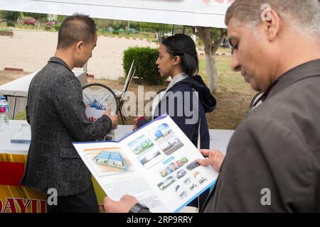 (190416) -- ISMAILIA, 16. April 2019 (Xinhua) -- ägyptische Studenten besuchen eine Einstellungmesse an der Suez Canal University in der ägyptischen Provinz Ismailia, 15. April 2019. Chinesische Unternehmen, die in Ägypten tätig sind, veranstalteten am Montag eine Arbeitsmesse an der Suez Canal University (SCU) in der ägyptischen Provinz Ismailia, östlich der Hauptstadt Kairo. (Xinhua/Meng Tao) ÄGYPTEN-ISMAILIEN-CHINESISCHE UNTERNEHMEN-JOBMESSE PUBLICATIONxNOTxINxCHN Stockfoto