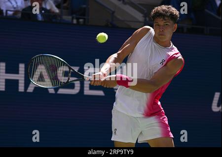 New York, USA. September 2023. Die US-amerikanischen Spieler Ben Shelton und Tommy Paul spielen in der Men's Single Round 4 auf Arthur Ashe während des US Open Tennis Turniers 2023 im USTA Billie Jean King National Tennis Center, Flushing Corona Park, New York, NY, 3. September, gegeneinander. 2023. (Foto: Anthony Behar/SIPA USA) Credit: SIPA USA/Alamy Live News Stockfoto
