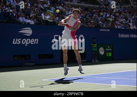 New York, USA. September 2023. Die US-amerikanischen Spieler Ben Shelton und Tommy Paul spielen in der Men's Single Round 4 auf Arthur Ashe während des US Open Tennis Turniers 2023 im USTA Billie Jean King National Tennis Center, Flushing Corona Park, New York, NY, 3. September, gegeneinander. 2023. (Foto: Anthony Behar/SIPA USA) Credit: SIPA USA/Alamy Live News Stockfoto