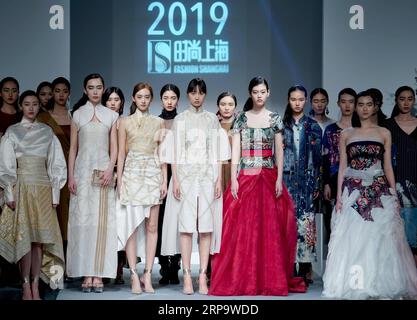 (190417) -- SHANGHAI, 17. April 2019 (Xinhua) -- Models nehmen einen Vorhangruf nach einer Modeschau in Shanghai, Ostchina, 17. April 2019. (Xinhua/Chen Jianli) CHINA-SHANGHAI-FASHION DESIGN SHOW (CN) PUBLICATIONxNOTxINxCHN Stockfoto