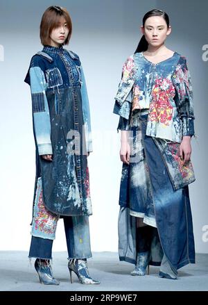 (190417) -- SHANGHAI, 17. April 2019 (Xinhua) -- Models präsentieren Kreationen während einer Fashion Design Show in Shanghai, Ostchina, 17. April 2019. (Xinhua/Chen Jianli) CHINA-SHANGHAI-FASHION DESIGN SHOW (CN) PUBLICATIONxNOTxINxCHN Stockfoto