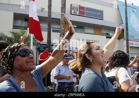 (190417) -- LIMA, 17. April 2019 -- Unterstützer des ehemaligen peruanischen Präsidenten Alan Garcia reagieren in der Nähe des Krankenhauses Casimiro Ulloa, wo Alan Garcia in Notfällen im Bezirk Miraflores, Provinz Lima, Peru, am 17. April 2019 stationiert wurde. Der frühere peruanische Präsident Alan Garcia starb am Mittwoch im Krankenhaus, bestätigte der peruanische Präsident Martin Vizcarra auf Twitter. PERU-LIMA-EHEMALIGER PRÄSIDENT ALAN GARCIA-TOD LUISXCAMACHO PUBLICATIONXNOTXINXCHN Stockfoto