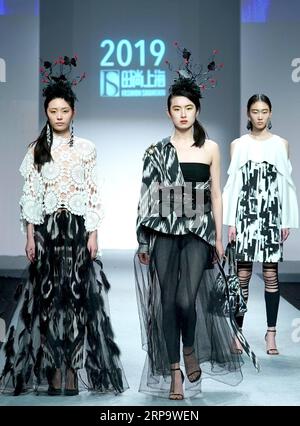 (190417) -- SHANGHAI, 17. April 2019 (Xinhua) -- Models präsentieren Kreationen während einer Fashion Design Show in Shanghai, Ostchina, 17. April 2019. (Xinhua/Chen Jianli) CHINA-SHANGHAI-FASHION DESIGN SHOW (CN) PUBLICATIONxNOTxINxCHN Stockfoto