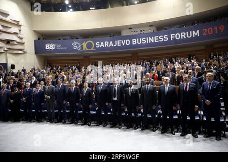 (190417) -- SARAJEVO, 17. April 2019 (Xinhua) -- Teilnehmer stehen für die Nationalhymne Bosnien und Herzegowinas bei der Eröffnungszeremonie der 10. Internationalen Investitionskonferenz Sarajevo Business Forum in Sarajevo, Bosnien und Herzegowina, 17. April 2019. Die 10. Internationale Investitionskonferenz Sarajevo Business Forum (SBF) begann offiziell am Mittwoch in der Hauptstadt Sarajevo in Bosnien und Herzegowina unter dem Motto „eine Region-eine-Wirtschaft“. Während der Eröffnungszeremonie betonte der Vorsitzende der Präsidentschaft von Bosnien und Herzegowina, Milorad Dodik, dass Bosnien und Herzegowina ein stabiles Land für Unternehmen sei. (Xinhua/Ne Stockfoto