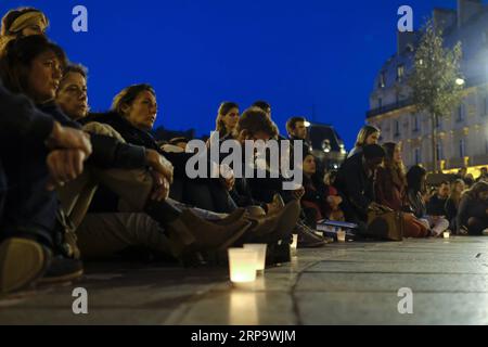 (190417) -- PARIS, 17. April 2019 -- am 17. April 2019 nehmen Menschen an einer Zeremonie Teil, um der Kathedrale Notre Dame in Paris, Frankreich, Tribut zu zollen. Frankreich wird einen internationalen Wettbewerb starten, um den Turm der Kathedrale Notre Dame, der am Montagabend bei einem verheerenden Brand einstürzte, neu zu gestalten, teilte der französische Premierminister Edouard Philippe am Mittwoch mit. ) FRANKREICH-PARIS-NOTRE DAME KATHEDRALE-TRIBUT ALEXANDREXKARMEN PUBLICATIONXNOTXINXCHN Stockfoto