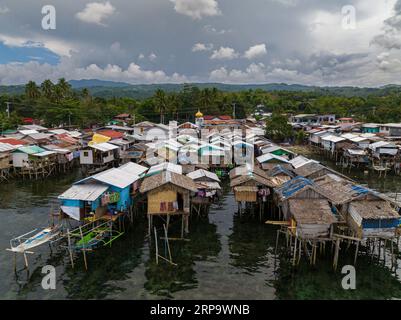 Dörfer mit Pfahlbauten an der Küste von Zamboanga. Mindanao, Philippinen. Stockfoto