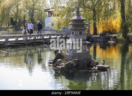 (190418) -- BERLIN, 18. April 2019 (Xinhua) -- Besucher werden am 17. April 2019 im Deyue Chinese Garden of the Gardens of the World im Osten Berlins gesehen. Der Deyue Chinese Garden Inside the Gardens of the World wurde 1997 erbaut und 2000 für die Öffentlichkeit geöffnet. (Xinhua/Shan Yuqi) DEUTSCHLAND-BERLIN-GÄRTEN DES WELT-CHINESISCHEN GARTENS PUBLICATIONxNOTxINxCHN Stockfoto