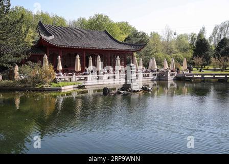 (190418) -- BERLIN, 18. April 2019 (Xinhua) -- Foto aufgenommen am 17. April 2019 zeigt einen Blick auf den chinesischen Garten Deyue der Gärten der Welt im Osten Berlins. Der Deyue Chinese Garden Inside the Gardens of the World wurde 1997 erbaut und 2000 für die Öffentlichkeit geöffnet. (Xinhua/Shan Yuqi) DEUTSCHLAND-BERLIN-GÄRTEN DES WELT-CHINESISCHEN GARTENS PUBLICATIONxNOTxINxCHN Stockfoto