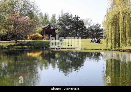 (190418) -- BERLIN, 18. April 2019 (Xinhua) -- Foto aufgenommen am 17. April 2019 zeigt einen Blick auf den chinesischen Garten Deyue der Gärten der Welt im Osten Berlins. Der Deyue Chinese Garden Inside the Gardens of the World wurde 1997 erbaut und 2000 für die Öffentlichkeit geöffnet. (Xinhua/Shan Yuqi) DEUTSCHLAND-BERLIN-GÄRTEN DES WELT-CHINESISCHEN GARTENS PUBLICATIONxNOTxINxCHN Stockfoto