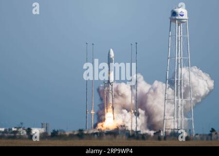 (190418) -- WALLOPS ISLAND, 18. April 2019 -- die Antares-Rakete, die das Frachtraumfahrzeug Cygnus transportiert, hebt am 17. April 2019 von der Wallops Flight Facility der NASA in Wallops Island, Virginia, USA, ab. Eine US-Rakete wurde am Mittwoch von der Wallops Flight Facility der NASA an Virginias Eastern Shore gestartet und transportierte Fracht mit der Nachrüstmission der Raumfahrtbehörde für die Internationale Raumstation (ISS). Die von Northrop Grumman gebaute Antares-Rakete hob um 16:46 Uhr EDT ab und transportierte das Cargo-Raumschiff Cygnus zur ISS. Das Raumschiff hat sich erfolgreich von der Rakete abou getrennt Stockfoto