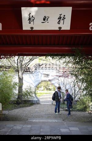 (190418) -- BERLIN, 18. April 2019 (Xinhua) -- Besucher werden am 17. April 2019 im Deyue Chinese Garden of the Gardens of the World im Osten Berlins gesehen. Der Deyue Chinese Garden Inside the Gardens of the World wurde 1997 erbaut und 2000 für die Öffentlichkeit geöffnet. (Xinhua/Shan Yuqi) DEUTSCHLAND-BERLIN-GÄRTEN DES WELT-CHINESISCHEN GARTENS PUBLICATIONxNOTxINxCHN Stockfoto