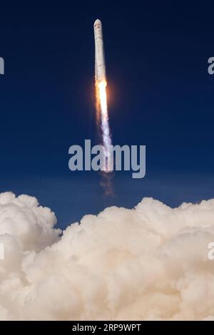 (190418) -- WALLOPS ISLAND, 18. April 2019 -- die Antares-Rakete, die das Frachtraumfahrzeug Cygnus transportiert, hebt am 17. April 2019 von der Wallops Flight Facility der NASA in Wallops Island, Virginia, USA, ab. Eine US-Rakete wurde am Mittwoch von der Wallops Flight Facility der NASA an Virginias Eastern Shore gestartet und transportierte Fracht mit der Nachrüstmission der Raumfahrtbehörde für die Internationale Raumstation (ISS). Die von Northrop Grumman gebaute Antares-Rakete hob um 16:46 Uhr EDT ab und transportierte das Cargo-Raumschiff Cygnus zur ISS. Das Raumschiff hat sich erfolgreich von der Rakete abou getrennt Stockfoto