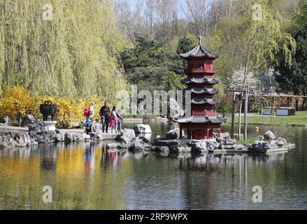 (190418) -- BERLIN, 18. April 2019 (Xinhua) -- Besucher werden am 17. April 2019 im Deyue Chinese Garden of the Gardens of the World im Osten Berlins gesehen. Der Deyue Chinese Garden Inside the Gardens of the World wurde 1997 erbaut und 2000 für die Öffentlichkeit geöffnet. (Xinhua/Shan Yuqi) DEUTSCHLAND-BERLIN-GÄRTEN DES WELT-CHINESISCHEN GARTENS PUBLICATIONxNOTxINxCHN Stockfoto