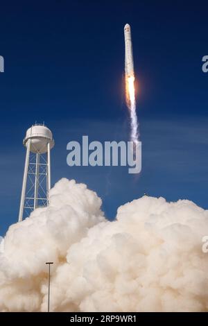 (190418) -- WALLOPS ISLAND, 18. April 2019 -- die Antares-Rakete, die das Frachtraumfahrzeug Cygnus transportiert, hebt am 17. April 2019 von der Wallops Flight Facility der NASA in Wallops Island, Virginia, USA, ab. Eine US-Rakete wurde am Mittwoch von der Wallops Flight Facility der NASA an Virginias Eastern Shore gestartet und transportierte Fracht mit der Nachrüstmission der Raumfahrtbehörde für die Internationale Raumstation (ISS). Die von Northrop Grumman gebaute Antares-Rakete hob um 16:46 Uhr EDT ab und transportierte das Cargo-Raumschiff Cygnus zur ISS. Das Raumschiff hat sich erfolgreich von der Rakete abou getrennt Stockfoto