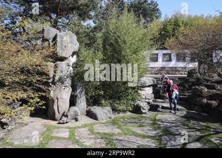 (190418) -- BERLIN, 18. April 2019 (Xinhua) -- Besucher werden am 17. April 2019 im Deyue Chinese Garden of the Gardens of the World im Osten Berlins gesehen. Der Deyue Chinese Garden Inside the Gardens of the World wurde 1997 erbaut und 2000 für die Öffentlichkeit geöffnet. (Xinhua/Shan Yuqi) DEUTSCHLAND-BERLIN-GÄRTEN DES WELT-CHINESISCHEN GARTENS PUBLICATIONxNOTxINxCHN Stockfoto