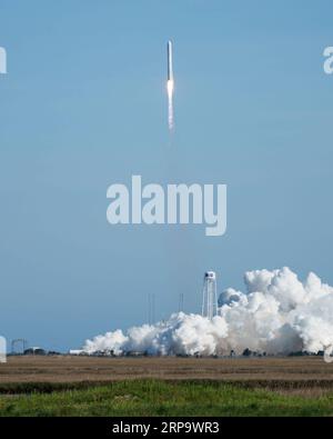 (190418) -- WALLOPS ISLAND, 18. April 2019 -- die Antares-Rakete, die das Frachtraumfahrzeug Cygnus transportiert, hebt am 17. April 2019 von der Wallops Flight Facility der NASA in Wallops Island, Virginia, USA, ab. Eine US-Rakete wurde am Mittwoch von der Wallops Flight Facility der NASA an Virginias Eastern Shore gestartet und transportierte Fracht mit der Nachrüstmission der Raumfahrtbehörde für die Internationale Raumstation (ISS). Die von Northrop Grumman gebaute Antares-Rakete hob um 16:46 Uhr EDT ab und transportierte das Cargo-Raumschiff Cygnus zur ISS. Das Raumschiff hat sich erfolgreich von der Rakete abou getrennt Stockfoto