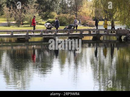 (190418) -- BERLIN, 18. April 2019 (Xinhua) -- Besucher werden am 17. April 2019 im Deyue Chinese Garden of the Gardens of the World im Osten Berlins gesehen. Der Deyue Chinese Garden Inside the Gardens of the World wurde 1997 erbaut und 2000 für die Öffentlichkeit geöffnet. (Xinhua/Shan Yuqi) DEUTSCHLAND-BERLIN-GÄRTEN DES WELT-CHINESISCHEN GARTENS PUBLICATIONxNOTxINxCHN Stockfoto