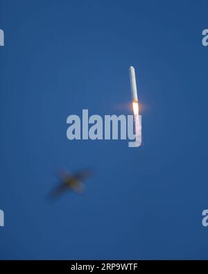 (190418) -- WALLOPS ISLAND, 18. April 2019 -- die Antares-Rakete, die das Frachtraumfahrzeug Cygnus transportiert, hebt am 17. April 2019 von der Wallops Flight Facility der NASA in Wallops Island, Virginia, USA, ab. Eine US-Rakete wurde am Mittwoch von der Wallops Flight Facility der NASA an Virginias Eastern Shore gestartet und transportierte Fracht mit der Nachrüstmission der Raumfahrtbehörde für die Internationale Raumstation (ISS). Die von Northrop Grumman gebaute Antares-Rakete hob um 16:46 Uhr EDT ab und transportierte das Cargo-Raumschiff Cygnus zur ISS. Das Raumschiff hat sich erfolgreich von der Rakete abou getrennt Stockfoto