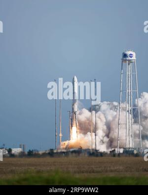 (190418) -- WALLOPS ISLAND, 18. April 2019 -- die Antares-Rakete, die das Frachtraumfahrzeug Cygnus transportiert, hebt am 17. April 2019 von der Wallops Flight Facility der NASA in Wallops Island, Virginia, USA, ab. Eine US-Rakete wurde am Mittwoch von der Wallops Flight Facility der NASA an Virginias Eastern Shore gestartet und transportierte Fracht mit der Nachrüstmission der Raumfahrtbehörde für die Internationale Raumstation (ISS). Die von Northrop Grumman gebaute Antares-Rakete hob um 16:46 Uhr EDT ab und transportierte das Cargo-Raumschiff Cygnus zur ISS. Das Raumschiff hat sich erfolgreich von der Rakete abou getrennt Stockfoto