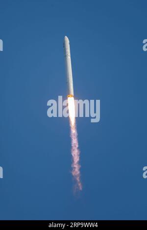 (190418) -- WALLOPS ISLAND, 18. April 2019 -- die Antares-Rakete, die das Frachtraumfahrzeug Cygnus transportiert, hebt am 17. April 2019 von der Wallops Flight Facility der NASA in Wallops Island, Virginia, USA, ab. Eine US-Rakete wurde am Mittwoch von der Wallops Flight Facility der NASA an Virginias Eastern Shore gestartet und transportierte Fracht mit der Nachrüstmission der Raumfahrtbehörde für die Internationale Raumstation (ISS). Die von Northrop Grumman gebaute Antares-Rakete hob um 16:46 Uhr EDT ab und transportierte das Cargo-Raumschiff Cygnus zur ISS. Das Raumschiff hat sich erfolgreich von der Rakete abou getrennt Stockfoto