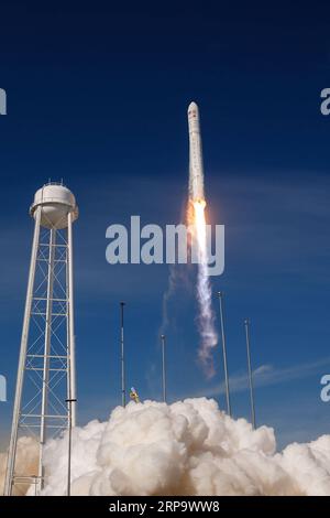 (190418) -- WALLOPS ISLAND, 18. April 2019 -- die Antares-Rakete, die das Frachtraumfahrzeug Cygnus transportiert, hebt am 17. April 2019 von der Wallops Flight Facility der NASA in Wallops Island, Virginia, USA, ab. Eine US-Rakete wurde am Mittwoch von der Wallops Flight Facility der NASA an Virginias Eastern Shore gestartet und transportierte Fracht mit der Nachrüstmission der Raumfahrtbehörde für die Internationale Raumstation (ISS). Die von Northrop Grumman gebaute Antares-Rakete hob um 16:46 Uhr EDT ab und transportierte das Cargo-Raumschiff Cygnus zur ISS. Das Raumschiff hat sich erfolgreich von der Rakete abou getrennt Stockfoto