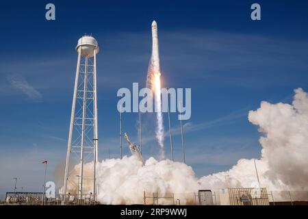 (190418) -- WALLOPS ISLAND, 18. April 2019 -- die Antares-Rakete, die das Frachtraumfahrzeug Cygnus transportiert, hebt am 17. April 2019 von der Wallops Flight Facility der NASA in Wallops Island, Virginia, USA, ab. Eine US-Rakete wurde am Mittwoch von der Wallops Flight Facility der NASA an Virginias Eastern Shore gestartet und transportierte Fracht mit der Nachrüstmission der Raumfahrtbehörde für die Internationale Raumstation (ISS). Die von Northrop Grumman gebaute Antares-Rakete hob um 16:46 Uhr EDT ab und transportierte das Cargo-Raumschiff Cygnus zur ISS. Das Raumschiff hat sich erfolgreich von der Rakete abou getrennt Stockfoto