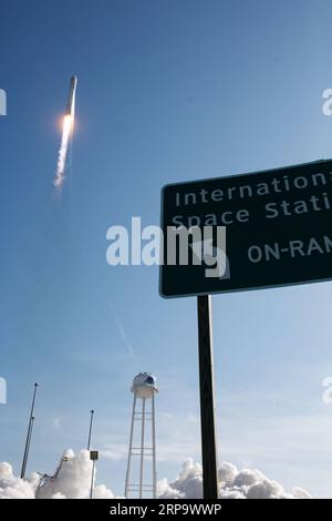 (190418) -- WALLOPS ISLAND, 18. April 2019 -- die Antares-Rakete, die das Frachtraumfahrzeug Cygnus transportiert, hebt am 17. April 2019 von der Wallops Flight Facility der NASA in Wallops Island, Virginia, USA, ab. Eine US-Rakete wurde am Mittwoch von der Wallops Flight Facility der NASA an Virginias Eastern Shore gestartet und transportierte Fracht mit der Nachrüstmission der Raumfahrtbehörde für die Internationale Raumstation (ISS). Die von Northrop Grumman gebaute Antares-Rakete hob um 16:46 Uhr EDT ab und transportierte das Cargo-Raumschiff Cygnus zur ISS. Das Raumschiff hat sich erfolgreich von der Rakete abou getrennt Stockfoto