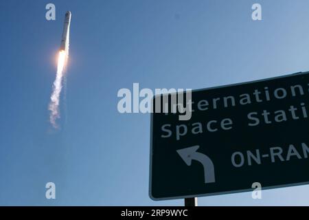 (190418) -- WALLOPS ISLAND, 18. April 2019 -- die Antares-Rakete, die das Frachtraumfahrzeug Cygnus transportiert, hebt am 17. April 2019 von der Wallops Flight Facility der NASA in Wallops Island, Virginia, USA, ab. Eine US-Rakete wurde am Mittwoch von der Wallops Flight Facility der NASA an Virginias Eastern Shore gestartet und transportierte Fracht mit der Nachrüstmission der Raumfahrtbehörde für die Internationale Raumstation (ISS). Die von Northrop Grumman gebaute Antares-Rakete hob um 16:46 Uhr EDT ab und transportierte das Cargo-Raumschiff Cygnus zur ISS. Das Raumschiff hat sich erfolgreich von der Rakete abou getrennt Stockfoto