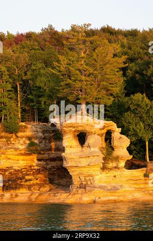 Chapel Rock bei Sonnenuntergang entlang des Pictured Rocks National Lakeshore Stockfoto