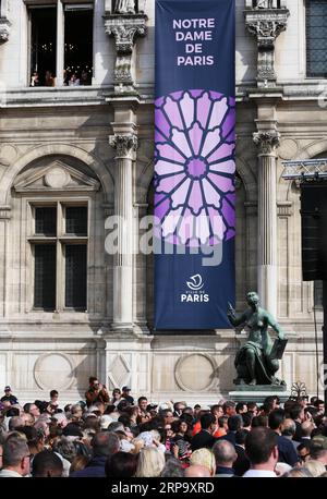 (190419) -- PARIS, 19. April 2019 (Xinhua) -- Menschen nehmen an einer Gedenkfeier für die Kathedrale Notre Dame de Paris vor dem Hotel de Ville in Paris, Frankreich, 18. April 2019 Teil. Am Donnerstag fand eine Zeremonie vor dem Hotel de Ville in Paris statt, um der Kathedrale Notre Dame de Paris zu gedenken, die am Montagnachmittag in Paris in Brand geriet. (Xinhua/Gao Jing) FRANKREICH-PARIS-NOTRE DAME DE PARIS-GEDENKZEREMONIE PUBLICATIONxNOTxINxCHN Stockfoto