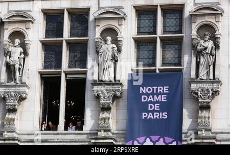 (190419) -- PARIS, 19. April 2019 (Xinhua) -- Menschen schauen aus dem Fenster, um eine Gedenkfeier für die Kathedrale Notre Dame de Paris vor dem Hotel de Ville von Paris in Paris, Frankreich, 18. April 2019 zu sehen. Am Donnerstag fand eine Zeremonie vor dem Hotel de Ville in Paris statt, um der Kathedrale Notre Dame de Paris zu gedenken, die am Montagnachmittag in Paris in Brand geriet. (Xinhua/Gao Jing) FRANKREICH-PARIS-NOTRE DAME DE PARIS-GEDENKZEREMONIE PUBLICATIONxNOTxINxCHN Stockfoto