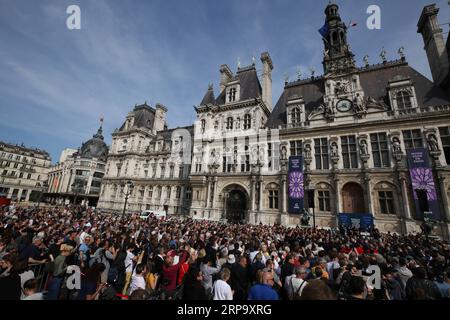 (190419) -- PARIS, 19. April 2019 (Xinhua) -- Menschen nehmen an einer Gedenkfeier für die Kathedrale Notre Dame de Paris vor dem Hotel de Ville in Paris, Frankreich, 18. April 2019 Teil. Am Donnerstag fand eine Zeremonie vor dem Hotel de Ville in Paris statt, um der Kathedrale Notre Dame de Paris zu gedenken, die am Montagnachmittag in Paris in Brand geriet. (Xinhua/Gao Jing) FRANKREICH-PARIS-NOTRE DAME DE PARIS-GEDENKZEREMONIE PUBLICATIONxNOTxINxCHN Stockfoto