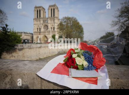 (190419) -- PARIS, 19. April 2019 (Xinhua) -- Blumen werden der Kathedrale Notre Dame de Paris nach einem großen Brand in Paris, Frankreich, am 18. April 2019 präsentiert. Der französische Präsident Emmanuel Macron versprach, die Kathedrale nach dem Inferno wieder aufzubauen. In zwei Tagen nach der verheerenden Explosion wurden Berichten zufolge fast eine Milliarde Dollar von Gebern aus der ganzen Welt zugesagt, darunter auch einigen großen Unternehmen. (Xinhua/Gao Jing) FRANCE-PARIS-NOTRE DAME DE PARIS-FLOWERS PUBLICATIONxNOTxINxCHN Stockfoto